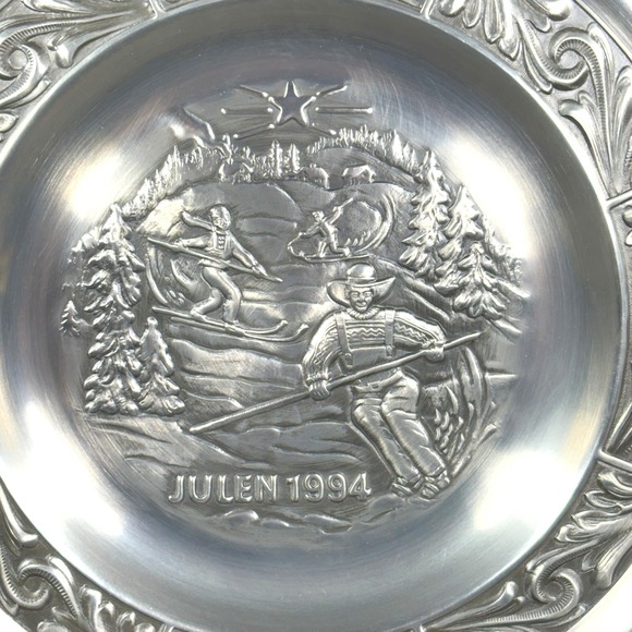 A. Holthe Norway Pewter Plate Julen 1994 Christmas Plate #22 "Jul I Morgedal" - Picture 3 of 15